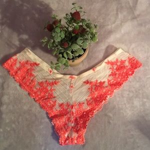 NWOT- pretty embroidered panties